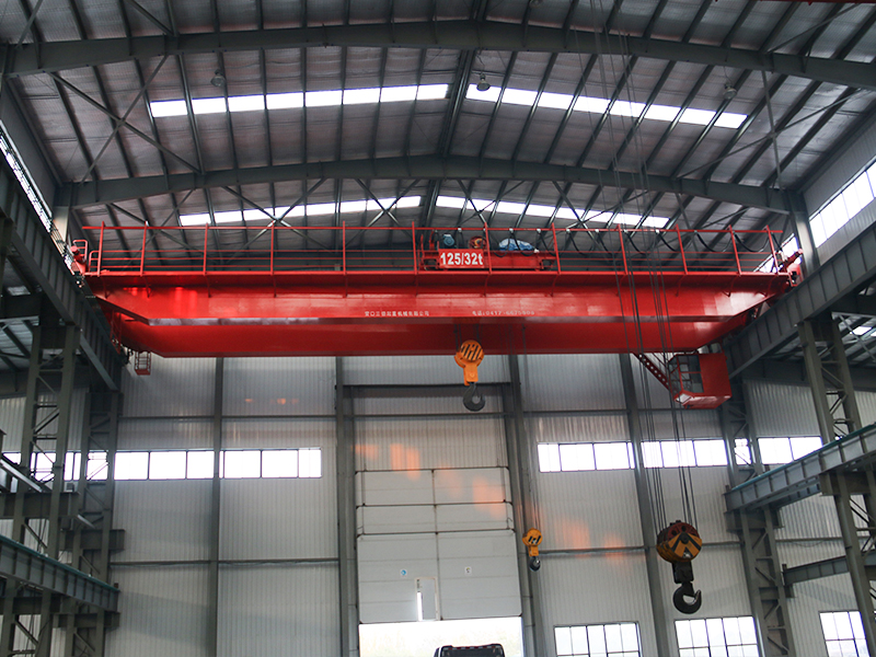 七台河QD型125-32吨吊钩桥式起重机